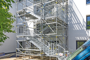  Die Treppe bietet eine effiziente Zugangslösung für ö­ffentliche Bereiche und Veranstaltungen, die den gängigen Normen und Vorschriften entspricht 