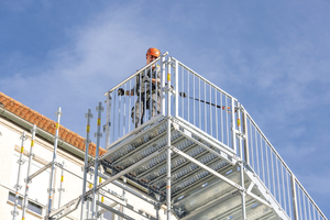  Die Treppe besteht aus sieben lösungsbezogenen Bauteilen, die den modularen „Peri Up”- Gerüstbaukasten ergänzen 