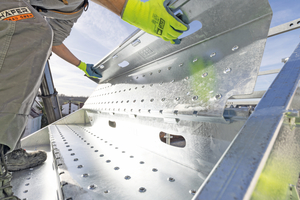  Die ineinandergreifenden Treppenstufen sichern sich gegenseitig und werden von unten nach oben ohne zusätzliches Werkzeug eingelegt 