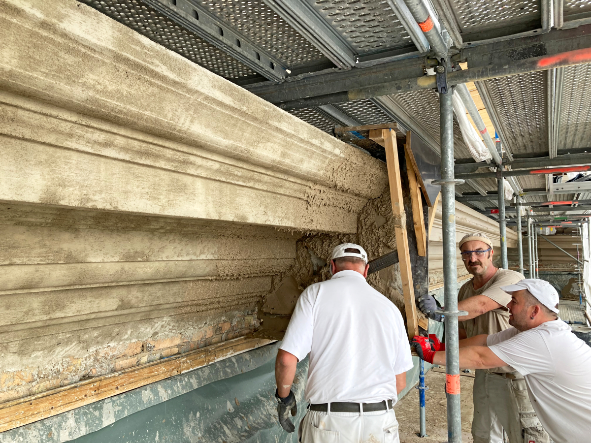 Der Grobzug des Gesimses erfolgte mit der Zugschablone auf einem Lattengang