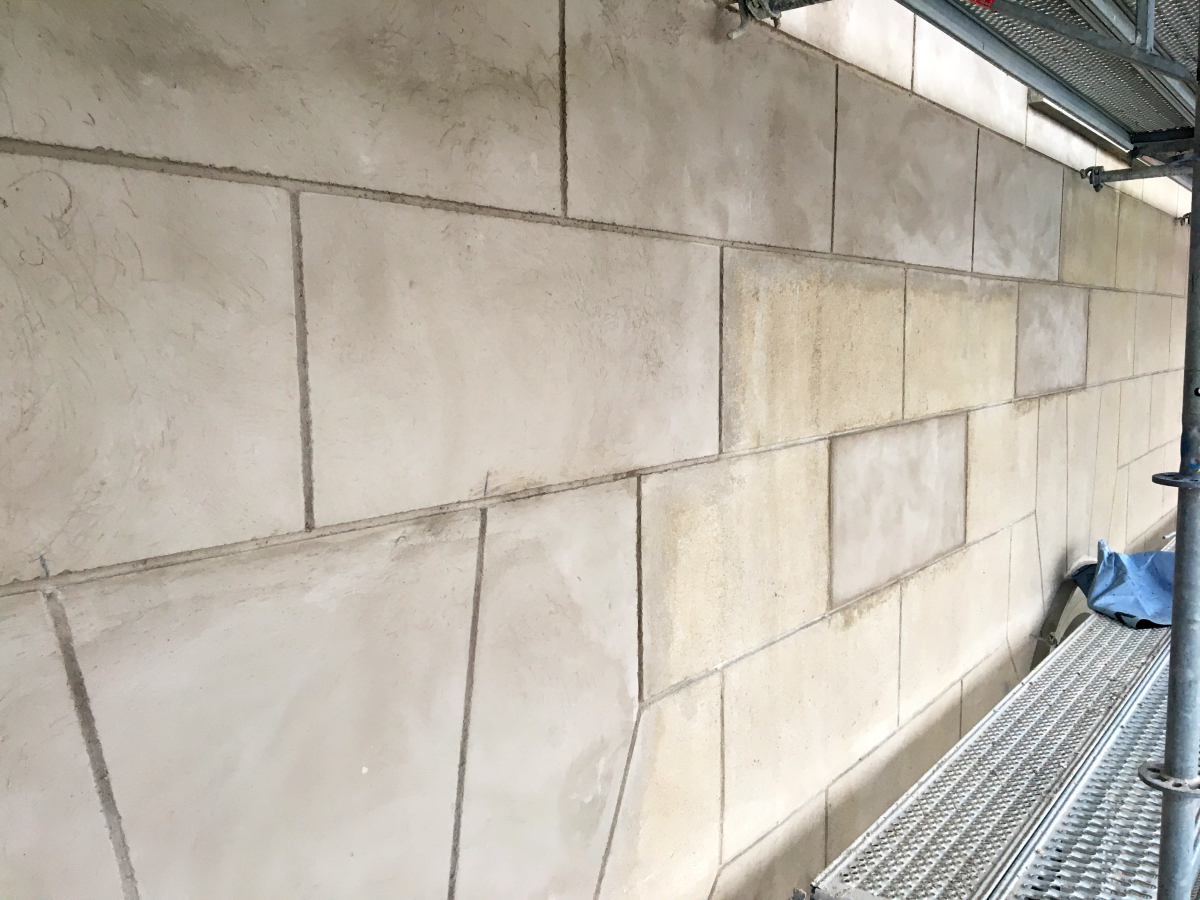 Die feinen Nutungen im oberen Bereich der Fassade sind das Ergebnis des Einsatzes einer Schlinge