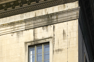  Zustand des Traufgesimes vor der Sanierung mit Sicherungen gegen das Herabfallen loser und geschädigter Bereiche 