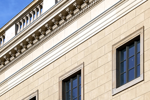  Traufgesims und Putzquaderung nach Abschluss der Fassa-densanierung 