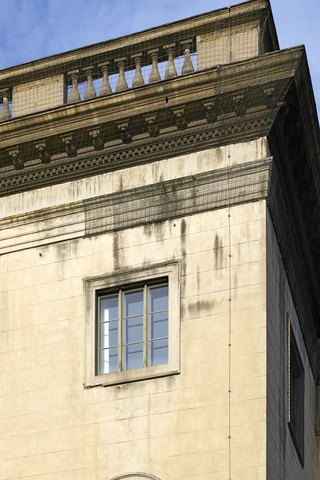 Zustand des Traufgesimes vor der Sanierung mit Sicherungen gegen das Herabfallen loser und geschädigter Bereiche