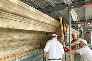  Der Grobzug des Gesimses erfolgte mit der Zugschablone auf einem Lattengang 