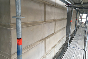  Stark plastische Naturstein-Imitation mit tiefen und profilierten Fugen im unteren Fassadenabschnitt 