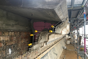  Die Herstellung der neuen Unterkonstruktion erfolgte für das Gesims in Form eines Edelstahlgeflechts mit Rippenstreckmetall 