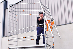   Der Sicherheitsaufbau „P2“ ist jetzt mit dem „Uni-Telegeländer“ ausgestattet. Dieses lässt sich ausziehen und damit an die zwei Längen der Fahrgerüste anpassen 