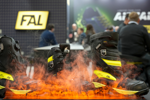   Flammender Auftritt: Hersteller präsentierten Arbeitsschuhe auffällig fürs Publikum  