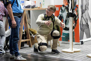   Exoskelette einmal selbst ausprobieren: Auch das war möglich auf der Messe A+A  