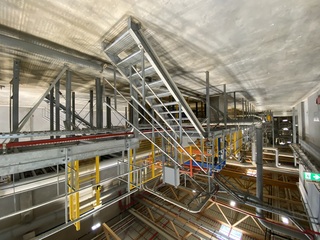 Auf dem Förderband oben werden die Holzfasern im Werk der Firma Gutex in Eschbach zu Platten verdichtet