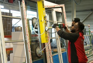 Hier werden im Werk der Firma hilzinger die Kunststoffrahmen mit den Isolierglasscheiben „verheiratet“