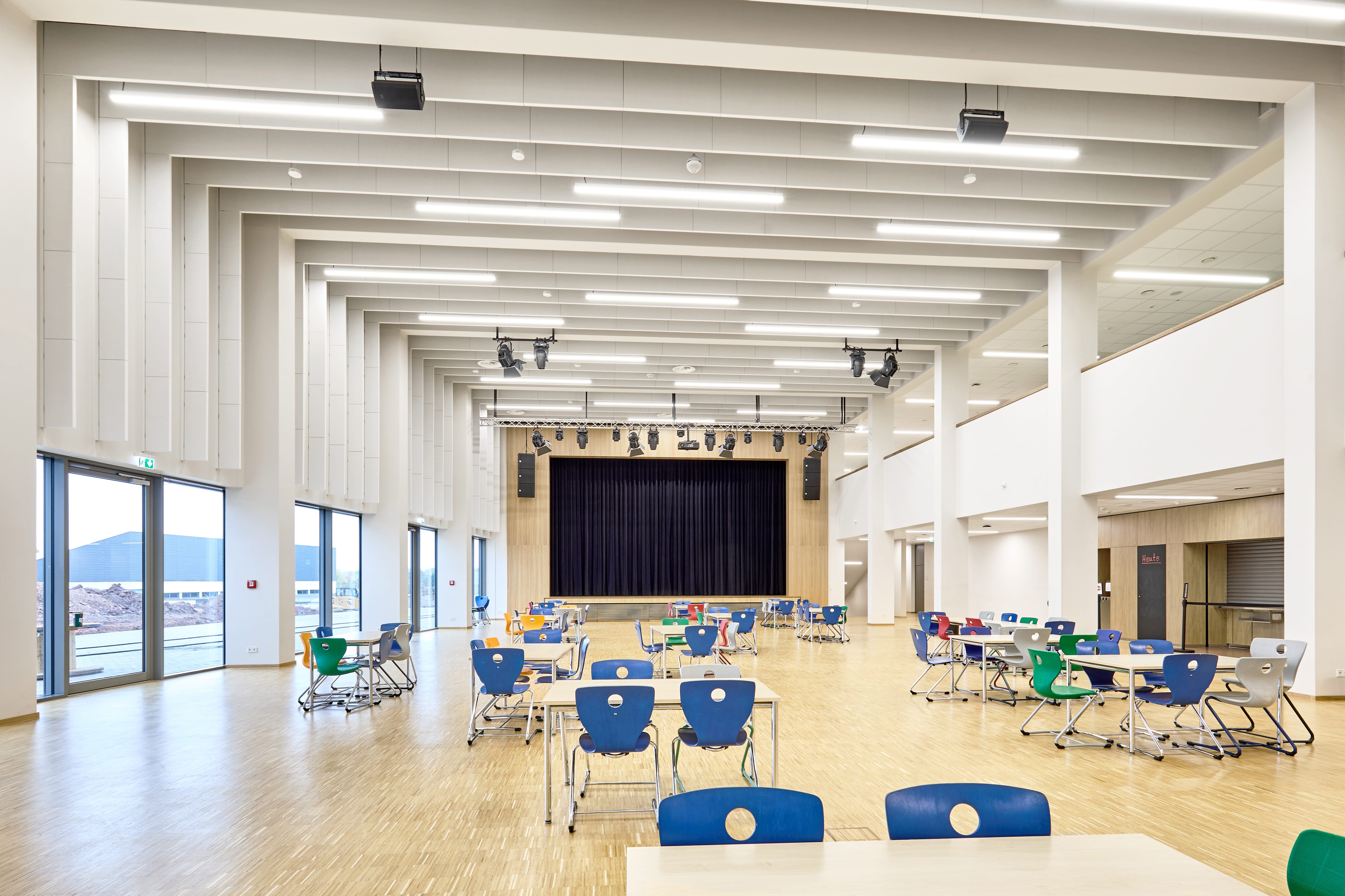 In der Aula der Lichtbergschule in Eiterfeld sorgen die Baffeln für eine gute Akustik