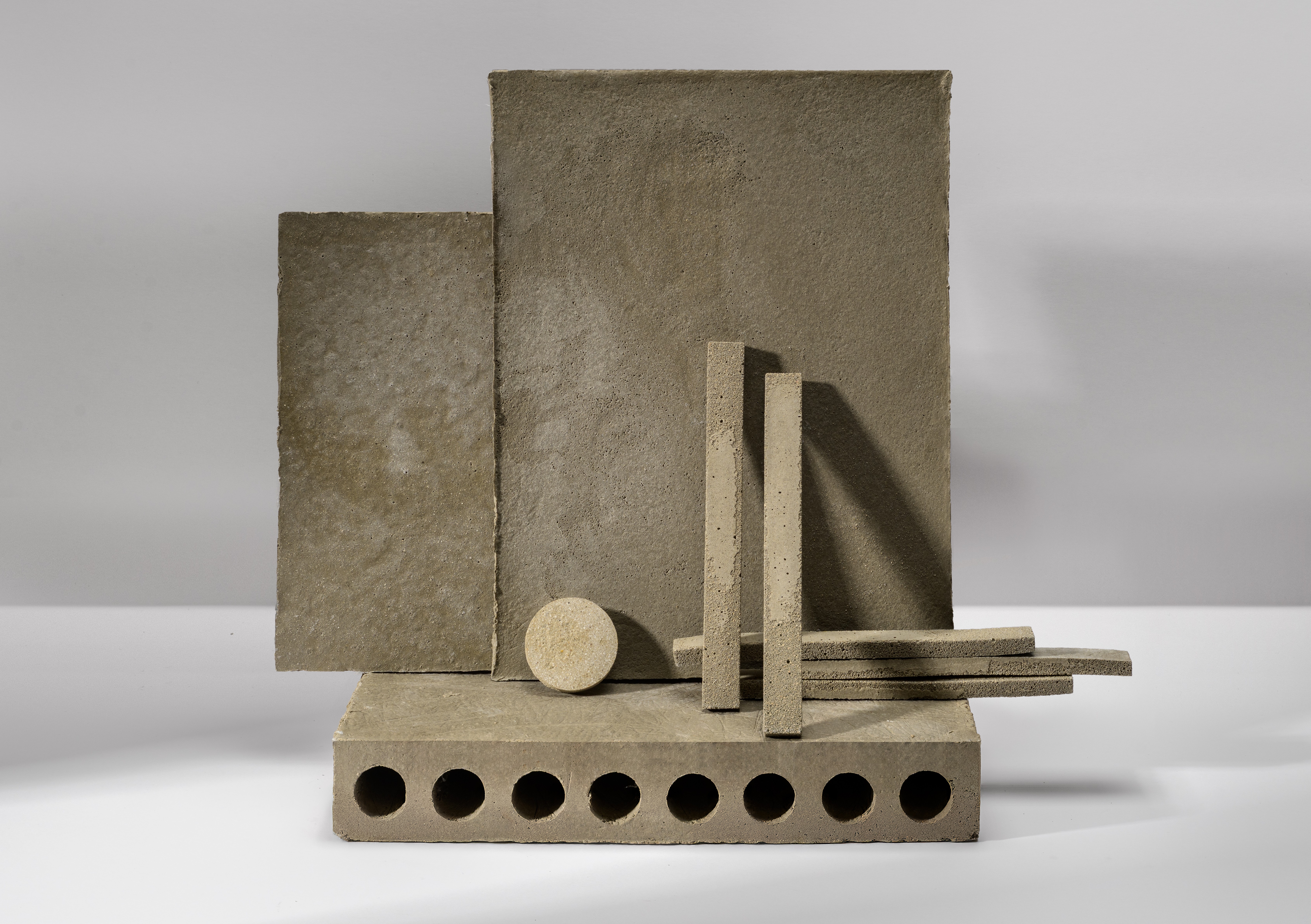 Der aus Bauabfällen gewonnene Baustoff kann zur Herstellung von zum Beispiel Blöcken, Wänden und Trennwänden verwendet werden