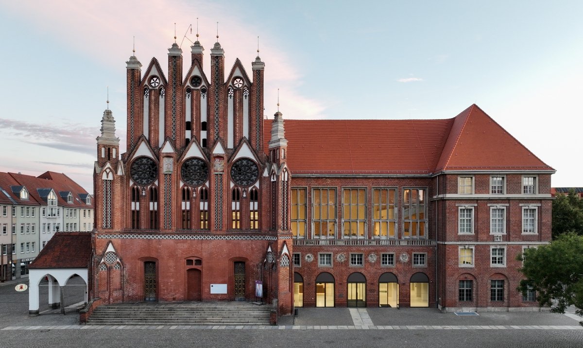 Der markante gotische Giebel links bildet die Fassade des Kernbaus zum Marktplatz. Rechts schließt der Anbau mit dem neuen Haupteingang des Rathauses an