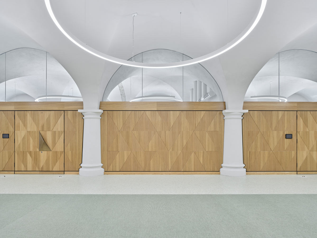 Aufwändig in der Sanierung, aber sehr gut gelungen, sind die Anschlüsse der Holzwände an die profilierten Säulen