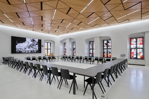  Im Heilbronnsaal wurde die neue abgehängte Holzdecke deutlich höher befestigt, so dass dem Raum mehr Volumen geschenkt werden konnte 