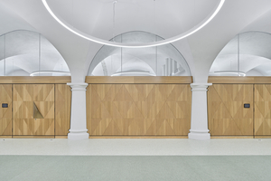  Aufwändig in der Sanierung, aber sehr gut gelungen, sind die Anschlüsse der Holzwände an die profilierten Säulen 