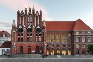  Der markante gotische Giebel links bildet die Fassade des Kernbaus zum Marktplatz. Rechts schließt der Anbau mit dem neuen Haupteingang des Rathauses an 