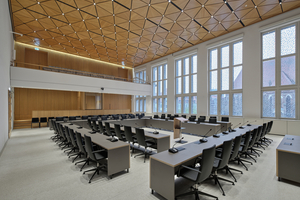  Der Saal der Senatsversammlung (SV-Saal) erhielt nicht nur eine neue Decke, sondern auch raumhohe Verkleidungen für die Ost- und Westwand 