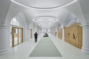  In dem schmalen „Schnittstellenraum“ zwischen Atrium und Ostfassade des Kernbaus ist diese über ihre volle Höhe erlebbar 