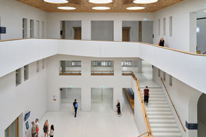  Das helle, dreigeschossige Atrium mit der Metallkassettendecke ist das Herzstück des sanierten Rathauses 