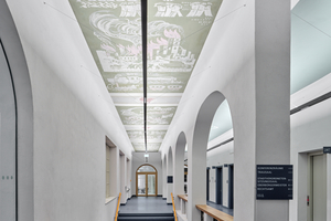  Im nördlichen Flügel des Anbaus wurde das Deckengemälde aus dem Jahr 1952 restauriert 