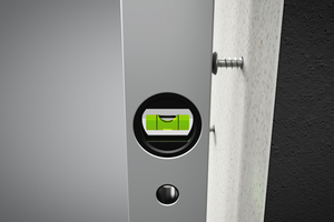  Schritt 3: Die Wandbefestigungsschrauben werden in die vorgebohrten Löcher geschraubt. Die bandseitigen Schrauben einer vertikalen Achse werden mit einer Wasserwaage ausgerichtet 