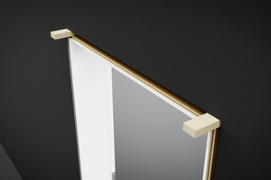  Schritt 6: Bevor das Türblatt eingehängt wird, sollte der quere Zargenfalz mit einer kurzen Wasserwaage überprüft werden 