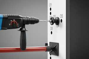  Schritt 2: Das Montage-Set beinhaltet drei Bohrhülsen. Die auf der Zarge markierten Wandbefestigungspunkte geben vor, an welcher Stelle die Bohrhülse angesetzt werden muss 