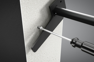  Schritt 4: Die Breitenlehre wird zunächst auf die exakte Breite vom Zargenaußenmaß eingestellt. Anschließend erfolgt das Ansetzen der Breitenlehre an der waagerecht ausgerichteten Schraube 