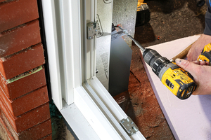  Seitliche Befestigung des Fensters 