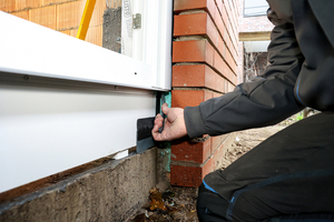  Andrücken der EPDM-Dichtung mit dem ?Funke Fensterecken-Rakel? 