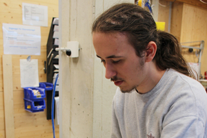  Fensterkitt erneuern gehört zu den Aufgaben von Maximilian, der in der Malerei und Lackiererei eingesetzt ist  