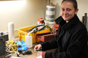  Lejla poliert Beschläge und war auch bereits auf Montage 