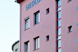  Die Hausnummern 11 bis 15 inklusive des Kopfbaus wurden mit rosafarbenem Putz mit 2 mm Körnung gestaltet 