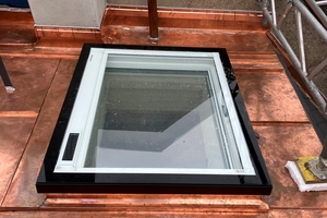  Im Flachdach, bedeckt mit Kupferblech, wurden fünf neue, großzügig dimensionierte Flachdach-Fenster platziert 