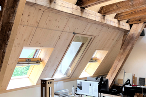  Mehrere kleine Fenster in den bereits bestehenden Öffnungen sind mehr als ausreichend für helle Arbeitsplätze der Architekten 