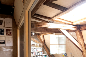  Der Blick aus dem einer Kapitänsbrücke ähnelnden Sitzungszimmer auf die jahrhundertealte Dachkonstruktion und die darunter liegenden Arbeitsbreiche 