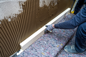  Ansetzen der kapillaraktiven Innendämm-Paneele ?iQ Therm 2.0? mit  ?iQ M universal? als Klebe- und Armierungsspachtel 