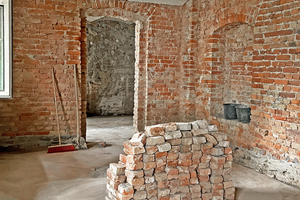  Nach dem Sandstrahlen zeigt sich der freigelegte, gereinigte Ziegel ? eine ideale Basis für die anschließende Abdichtung mit ?MB 2K? 