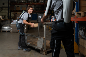  Das Exoskelett „B900“ nimmt bis zu 30 kg Traglast ab 
