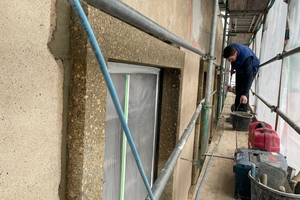  Die alten Tuffsteinrahmen waren teils stark beschädigt, weshalb rund die Hälfte von ihnen ersetzt werden musste 