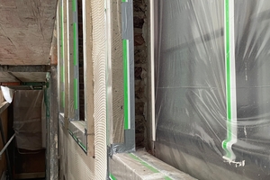  Durch das Vorversetzen der Gewände ergab sich ein 5 bis 6 cm breiter Spalt zwischen Holzfenstern und Tuffsteinfaschen. Aufgefüllt mit Aerogel-Hochleistungsdämmputz gelingt eine thermische Trennung zwischen Fenster und Naturstein  