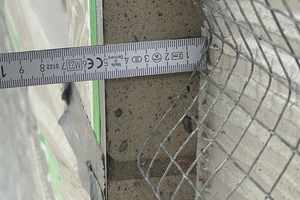  Der Renovierstrukturputz wurde sorgfältig an die Fenstergewände angearbeitet und mit zusätzlicher Gewebearmierung verstärkt 