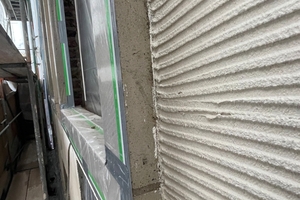  Gemäß dem historischen Vorbild wurden die Natursteingewände nach vorne versetzt, während die neuen Holzfenster in der ursprünglichen Position verblieben   