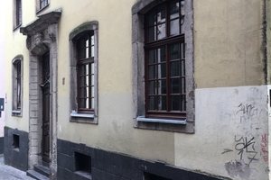  Die alte Fassade war mit den unterschiedlichen Putzmaterialien, Rissen, Abplatzungen und Moosbewuchs auf den Natursteingewänden ein Sanierungsnotfall  