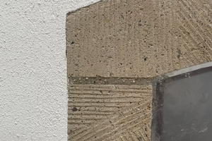  Der Oberputz wurde mit einem Filzbrett fein strukturiert und an die neuen Natursteingewände angearbeitet 