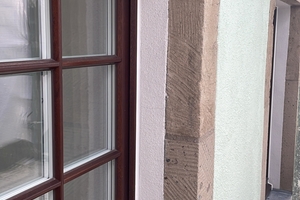  Optisch fügt sich verfüllte Spalt zwischen den Fensterfassungen und den neu positionierten Natursteingewänden gut ein 