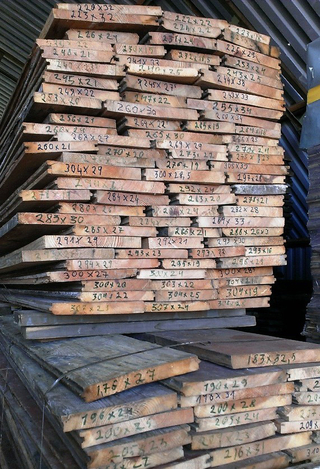 Dokumentierte Maße: Jedes Brett wird vermessen und mit den entsprechenden Daten beschriftet